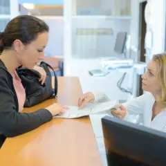 Jak przekonać niezdecydowaną kobietę: 5 skutecznych sposobów budowania zaufania