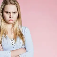 Jak rozmawiać z obrażoną dziewczyną: 10 skutecznych technik