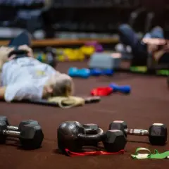 Jak dobrać odpowiednie hantle dla kobiety - poradnik dla początkujących