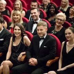 Jak się ubrać do teatru? Kluczowe zasady elegancji dla kobiet