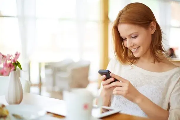 Jak flirtować przez SMS z kobietą, aby zbudować prawdziwą relację?