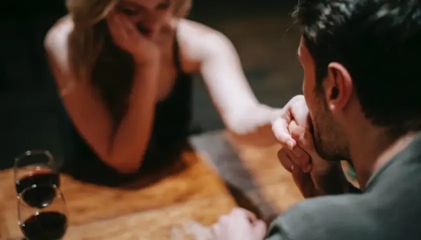Jak flirtować z kobietą skutecznie: 9 nieznanych technik podrywu