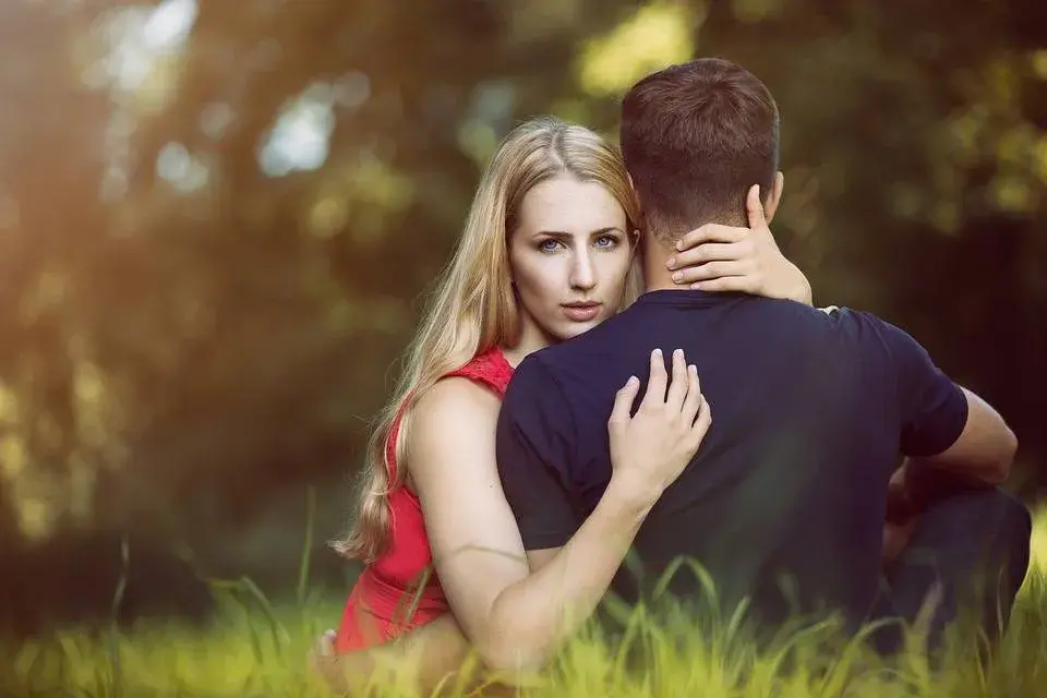 Jak zachowuje się zakochana kobieta? Kluczowe sygnały i emocje, które warto znać